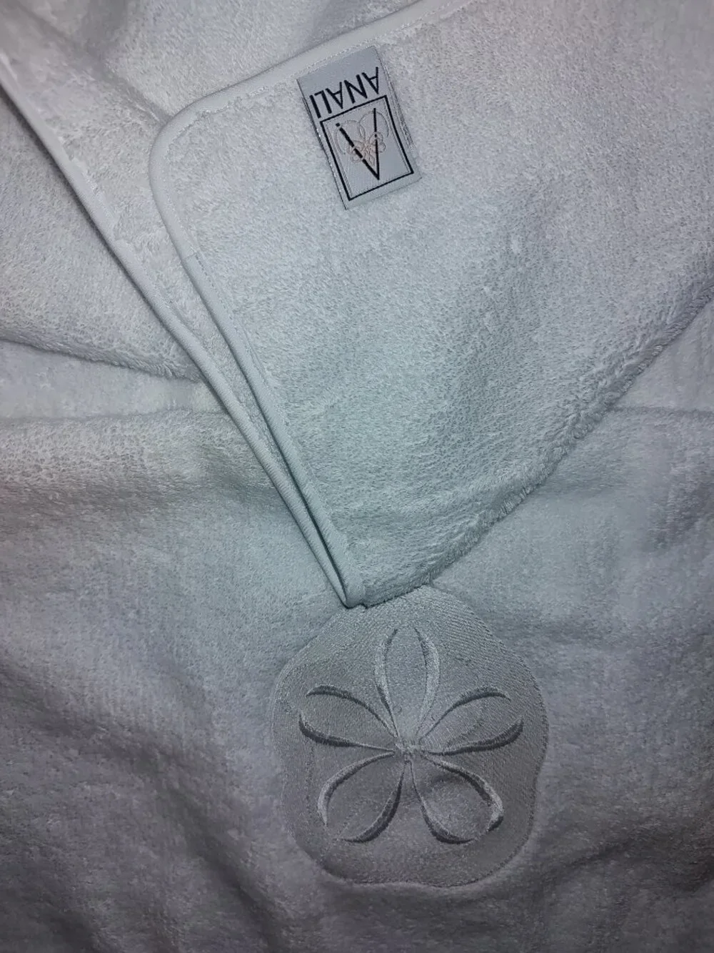 ANALI EMBROIDERED SAND DOLLAR HAND TOWEL 17 1/2